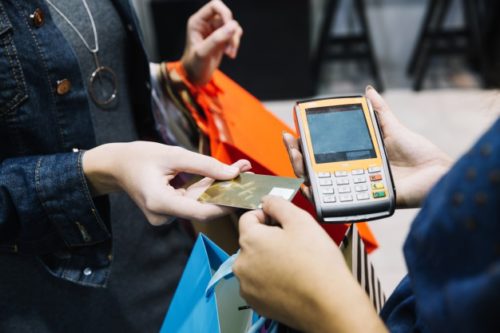 mulher compra cartão-pré pago exterior